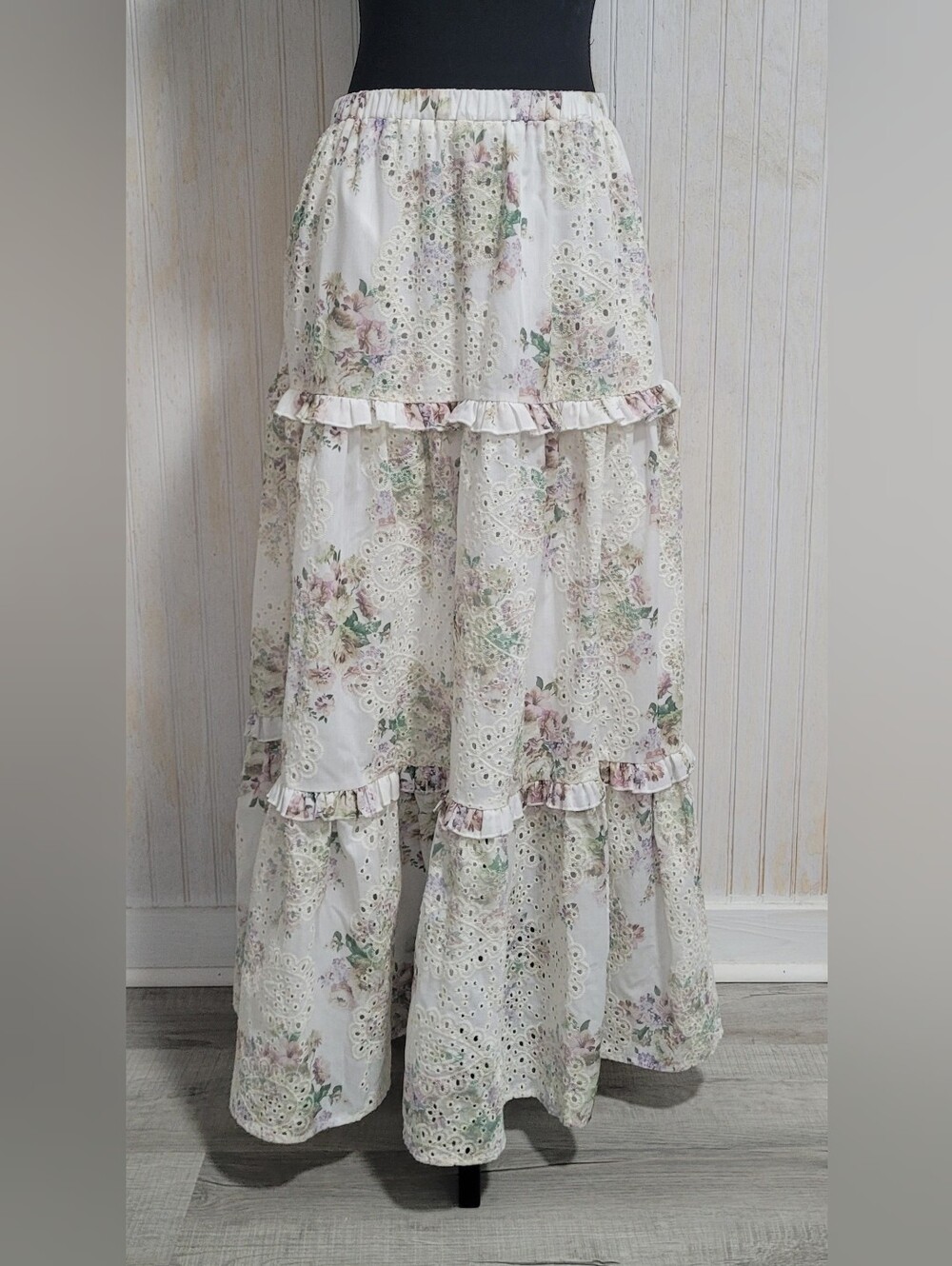 ​Solitaire Ivory Floral Eyelet Tiered Maxi Skirt Size Medium
